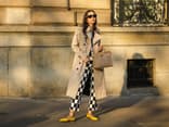 Frau kombiniert Ballerinas zum Trenchcoat