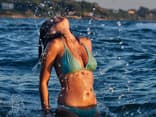 Frau zeigt Bikini-Trends 2024