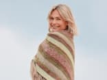 Model mit gestricktem Dreieckstuch