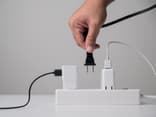 Elektrogeräte vom Stecker ziehen 
