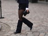 Frau trägt Foldover Stiefel