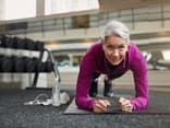 Frau macht Krafttraining im Alter