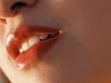 Frau mit Lip Tint von dm auf den Lippen