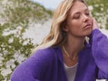 Model im Top Down Pullover von Lana Grossa