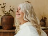 Frau mit welligen Haaren