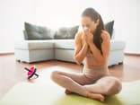 Frau schnupft und macht Sport