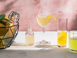 Frisch gemixter Cocktail mit Zitrone
