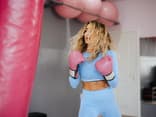 Frau mit Handschuhen am Boxen