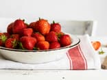 Frische Erdbeeren auf einem Teller