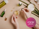 Frau benutzt Naturkosmetik