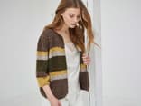 Model in Blockstreifen-Sommerjacke von Lana Grossa