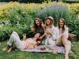 Frauen machen ein Picknick im Garten