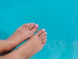 Füße mit French Nail Pediküre