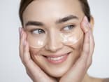 Frau mit Augenpads
