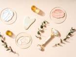 Ayurvedische Gesichtspflege-Tools und Cremes