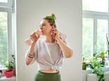Frau mit Zopfgummi und Trinkflasche