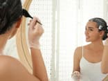 Frau färbt sich zu Hause die Haare 