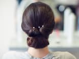 Hochsteckfrisuren für Hochzeitsgäste mit Perlen
