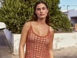 Model in einem gestrickten Kleid von Lana Grossa
