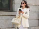 Ein Blazer sieht toll über Kleidern aus Frau trägt Kleid und Blazer im Streetstyle