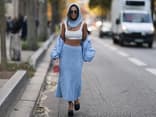 Frau trägt Strickrock im Streetstyle