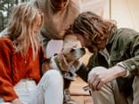 Familie auf einem Campingplatz mit Hund
