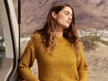 Model in gestricktem Kapuzenpullover von Lana Grossa