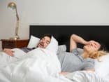 Mann schläft, Frau liegt wach