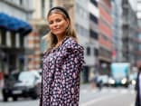 Fashion-Week-Besucherin mit Haarreif-Frisur