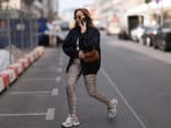 Frau trägt eine Leggings mit Leoprint