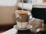 Drei Tassen Kaffee übereinander gestapelt.
