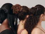 Frauen mit Seiden-Haargummis in den Haaren