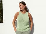 Model in gestrickten Trägertop aus hellgrüner Wolle von Lana Grossa