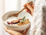 Eine Frau frühstückt Müsli