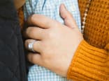 Eine Frau mit passendem Verlobungsring am Finger