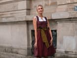 Junge Frau im Dirndl mit passendem Schmuck