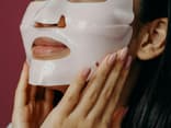 Frau mit der besten Kollagen-Maske von Amazon