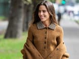 Frau trägt Cardigan Off-Shoulder 