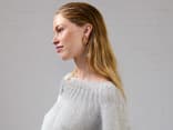 Model in Cashmere Kiss Pullover von Lana Grossa