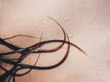 Haare mit kalkhaltigem Wasser