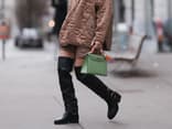Karin Teigl trägt Overknee-Stiefel im Streetstyle