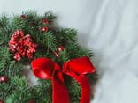 Adventskranz mit roter Schleife