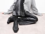 Frau trägt Schuhe von Copenhagen Studios