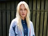 Model in Herzchen-Strickjacke von Lana Grossa