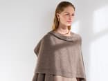Model mit gestricktem Kaschmir-Poncho von Lana Grossa