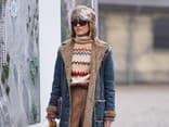 Frau trägt Stirnband im Streetstyle