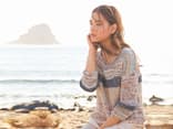 Model in Strickpullover im Muster- und Materialmix