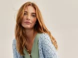Model in gestrickter Frühlingsjacke von Lana Grossa