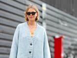 Besucherin der Copenhagen Fashion Week trägt den Stricktrend für 2025
