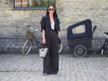 Frau trägt Marlenehose mit Sandaletten 
